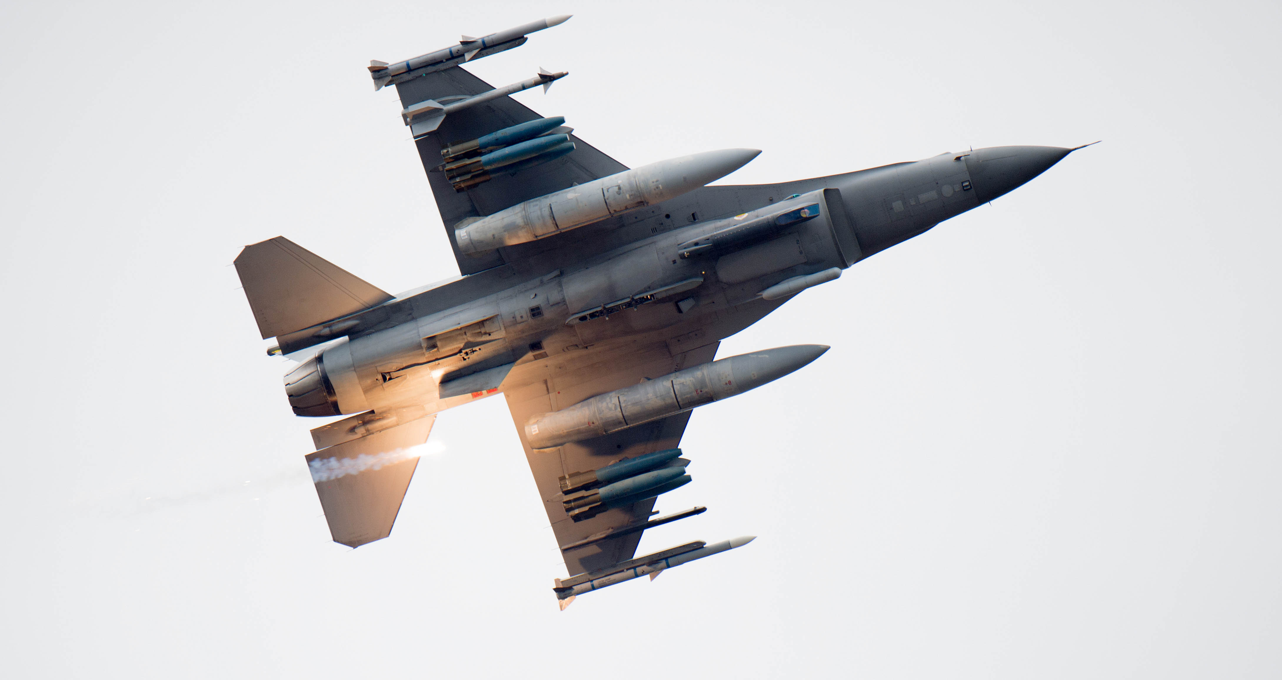 F-16 dispensing flares